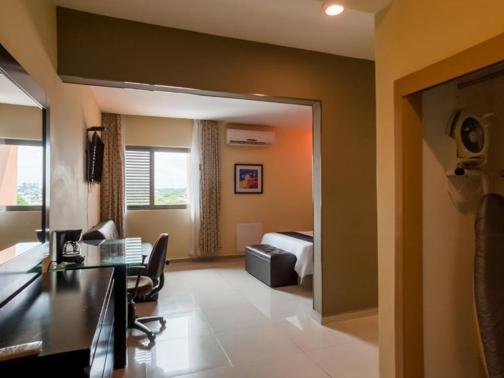 Postel nebo postele na pokoji v ubytování Veracruz Suites Hotel