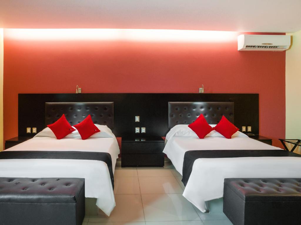 Postel nebo postele na pokoji v ubytování Veracruz Suites Hotel