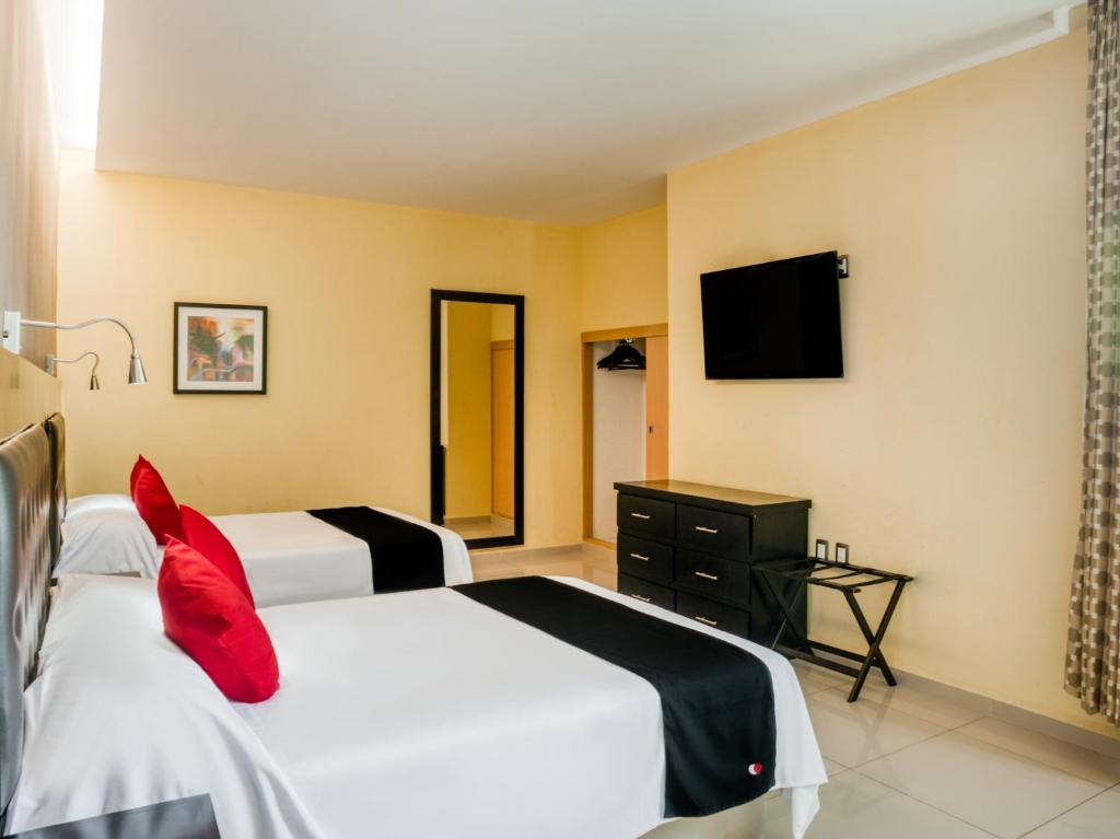 TV a/nebo společenská místnost v ubytování Veracruz Suites Hotel