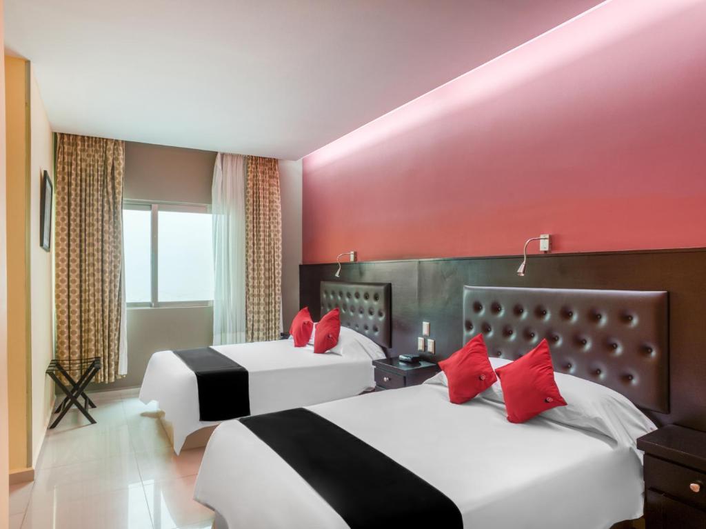 Postel nebo postele na pokoji v ubytování Veracruz Suites Hotel