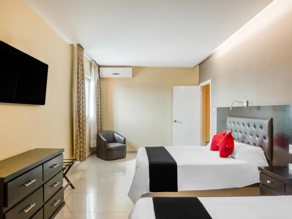 TV a/nebo společenská místnost v ubytování Veracruz Suites Hotel