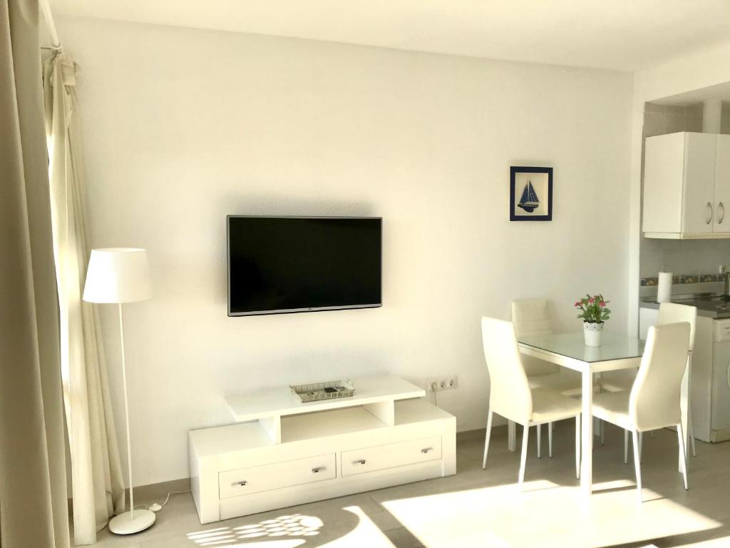 TV a/nebo společenská místnost v ubytování Estudios y Apartamentos Benal Beach