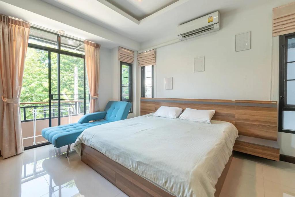 Loft Style Townhouse Near Old City - Housity