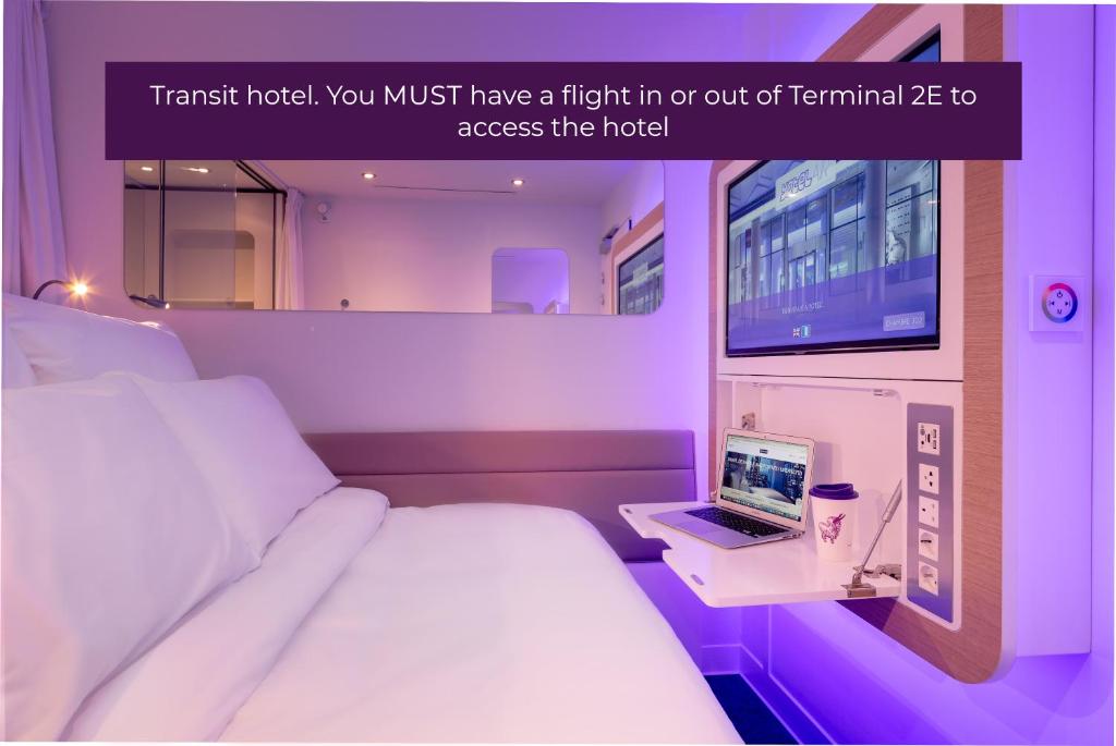 Postel nebo postele na pokoji v ubytování YOTELAIR Paris CDG - Transit Hotel - Terminal 2E