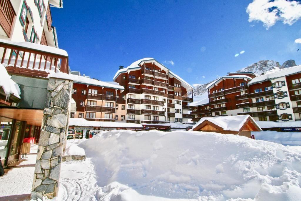 una pila de nieve frente a un edificio en Le Rond Point des Pistes, en Tignes