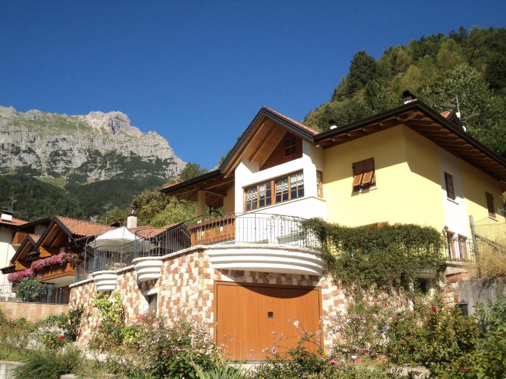 a house in the mountains with a balcony at Villa Gardenia Molveno in Molveno