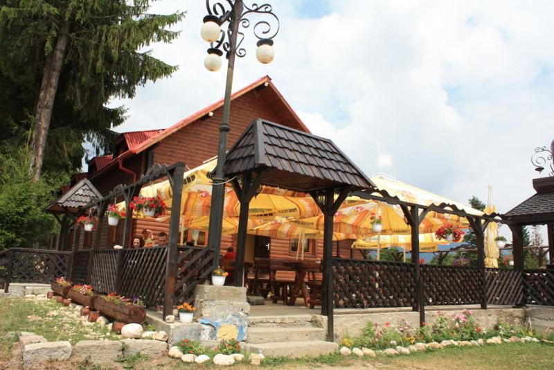Un restaurante o sitio para comer en Cabana Veche Trei Brazi