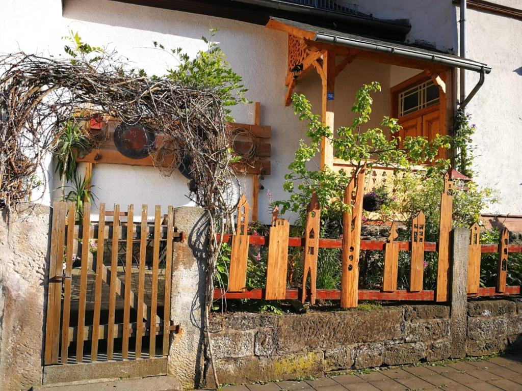 a wooden fence in front of a house at Ferienhaus Landliebe Liebenstein in Liebenstein