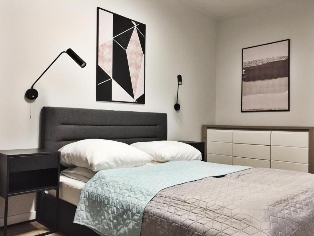 sypialnia z łóżkiem, biurkiem i lampką w obiekcie Apartamenty Zajezdnia MTP w Poznaniu
