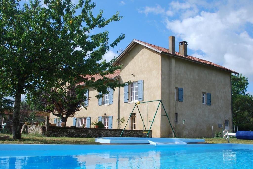 une maison et une piscine devant une maison dans l'établissement Chambres d'Hôtes Larrey, à Audignon