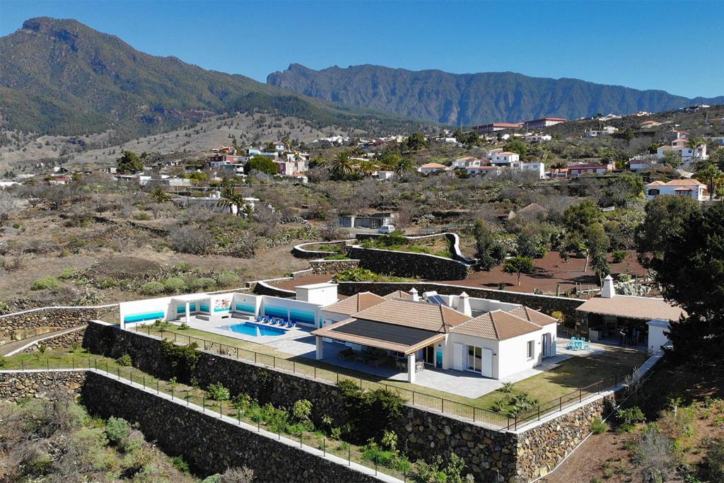 una vista aérea de una casa con piscina en Villa Javier La Palma en El Paso