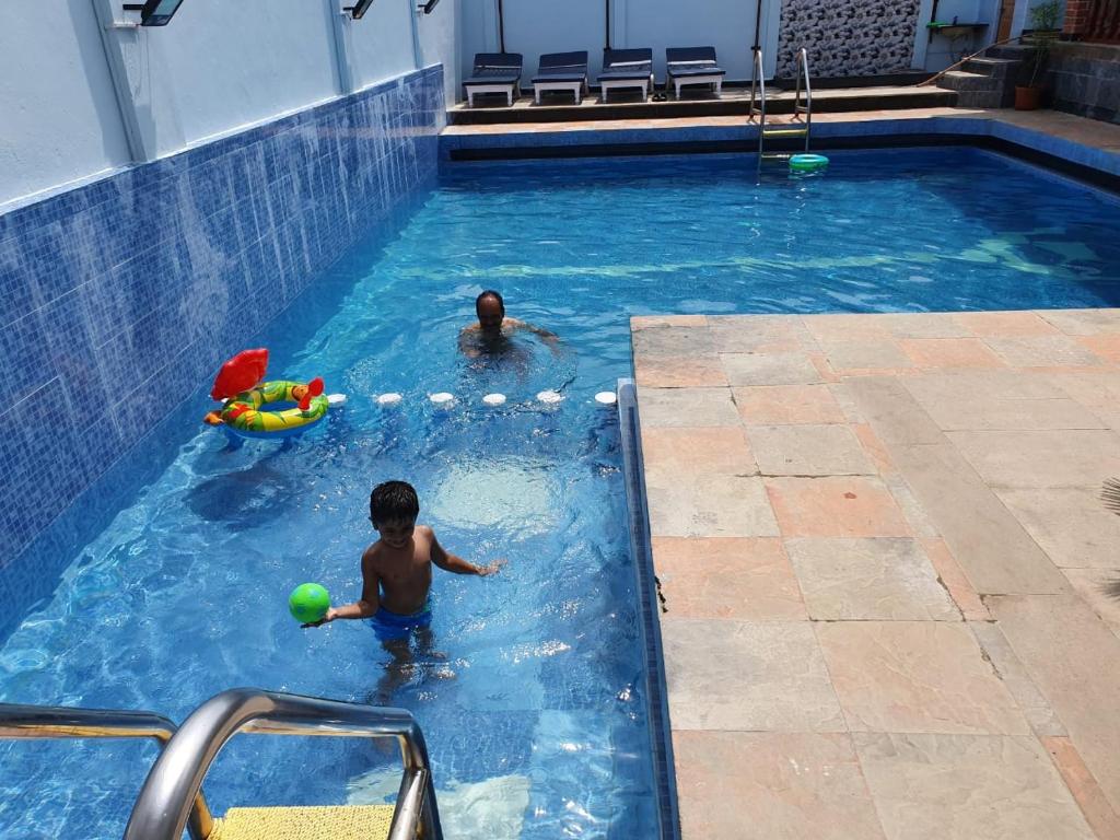 Bazén v ubytování BAY INN nebo v jeho okolí