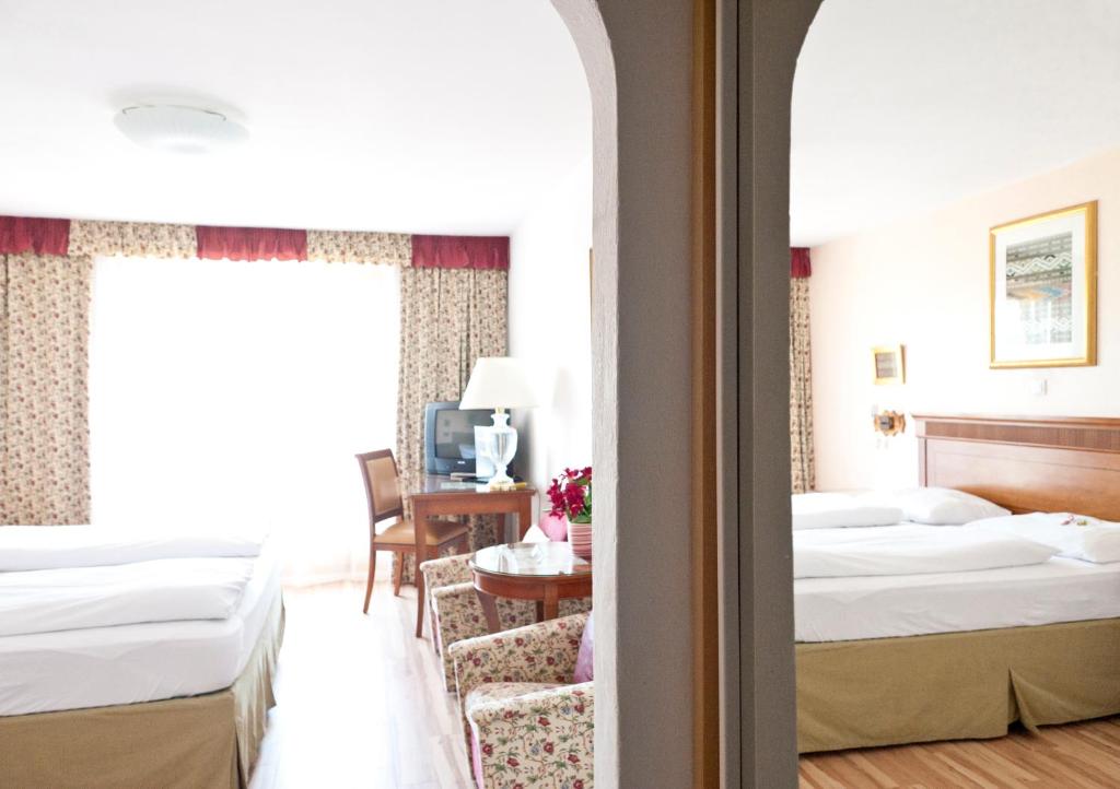 Postel nebo postele na pokoji v ubytování Hotel Alpenkrone