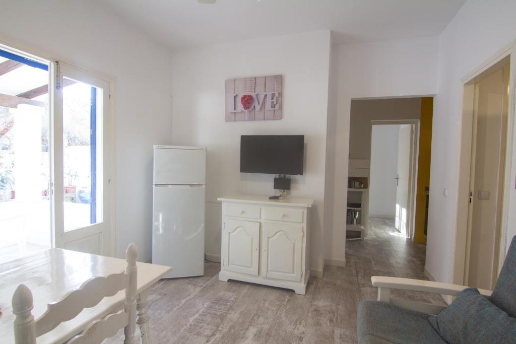 TV a/nebo společenská místnost v ubytování Apartamentos Verdera Es Pujols
