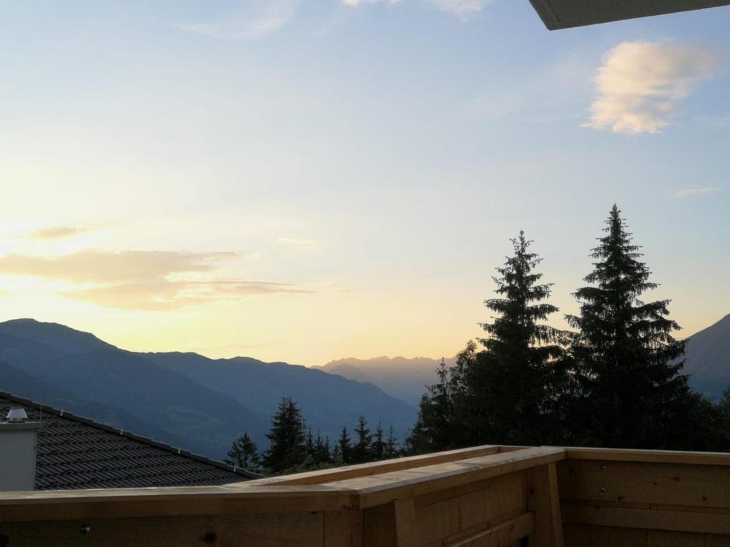 A general mountain view or a mountain view taken from Az apartmant