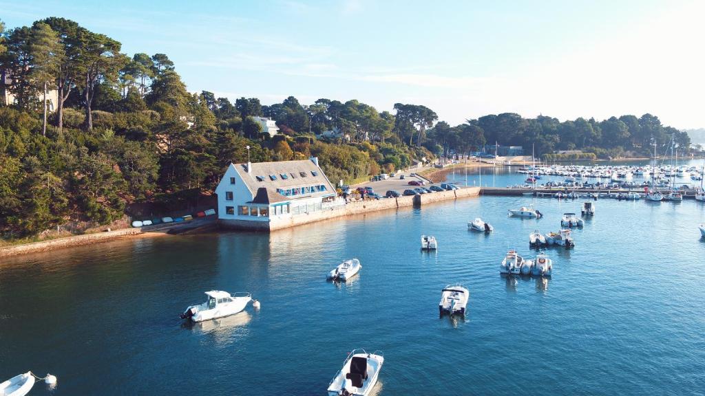 un groupe de bateaux dans une masse d'eau dans l'établissement Hotel Restaurant Les Venetes, à Arradon