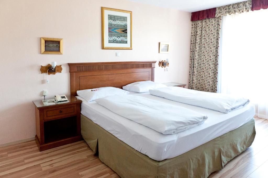 Postel nebo postele na pokoji v ubytování Hotel Alpenkrone