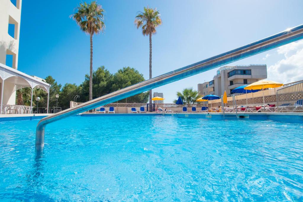 einen Pool in einem Resort mit Palmen in der Unterkunft Hotel Santa Maria Playa in Cala Millor