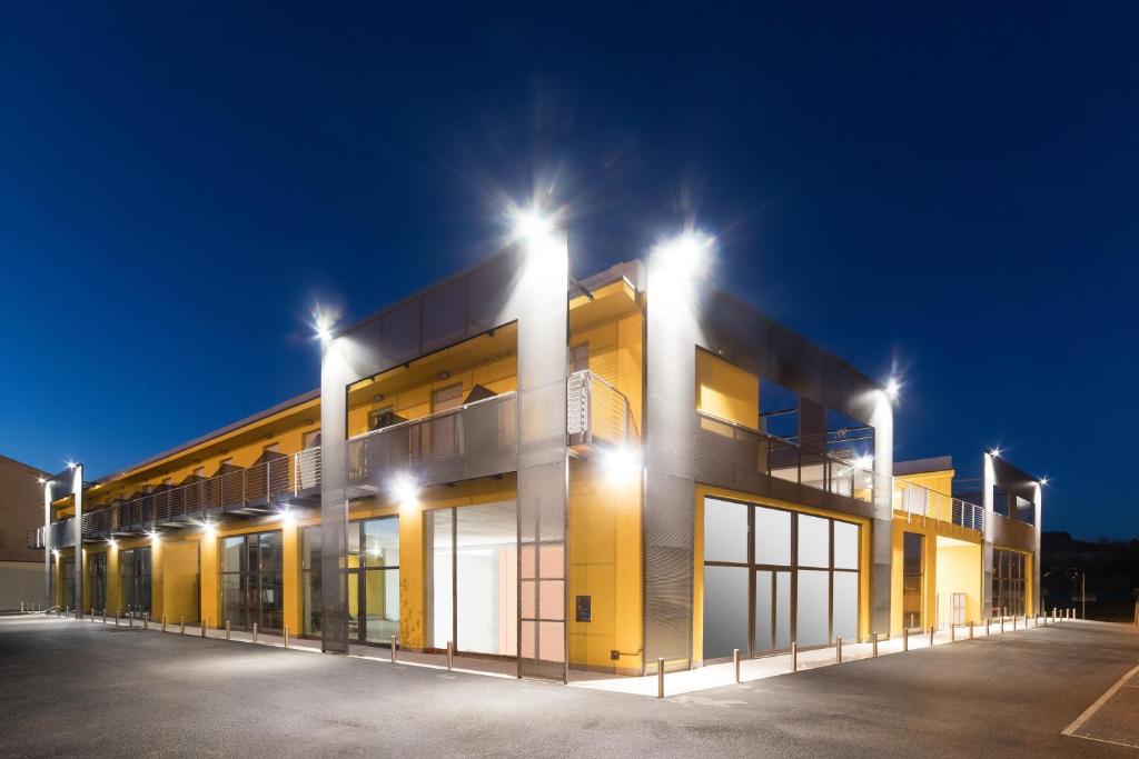 un edificio con luces encima en ASPIO RESIDENCE en Camerano