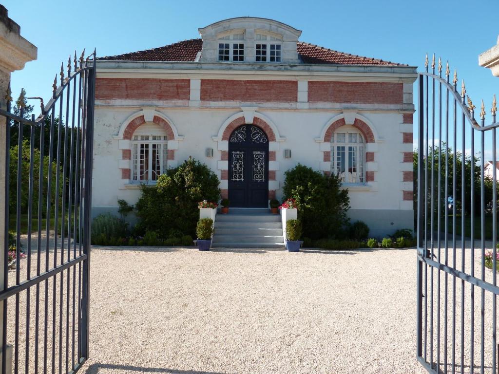 a gate in front of a house at Le Ch'tipanier in Morcenx