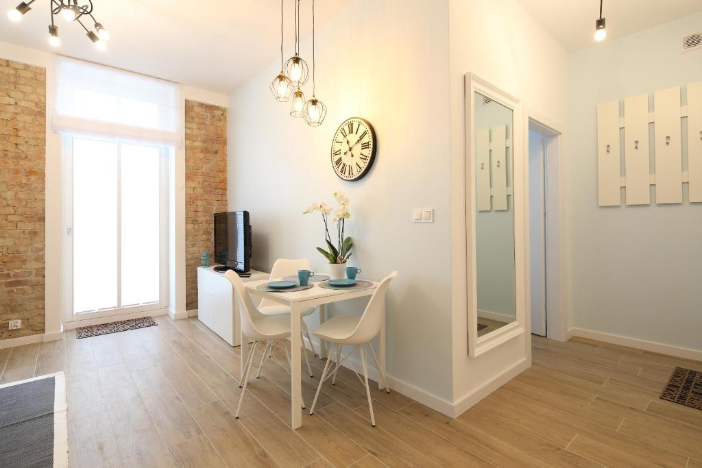 Televízia a/alebo spoločenská miestnosť v ubytovaní Apartament Wilda Nova