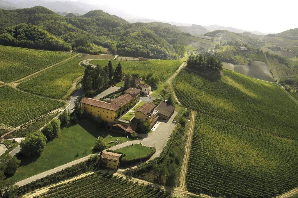 an aerial view of a house in a vineyard at Albergo l'Ostelliere - Villa Sparina Resort in Gavi