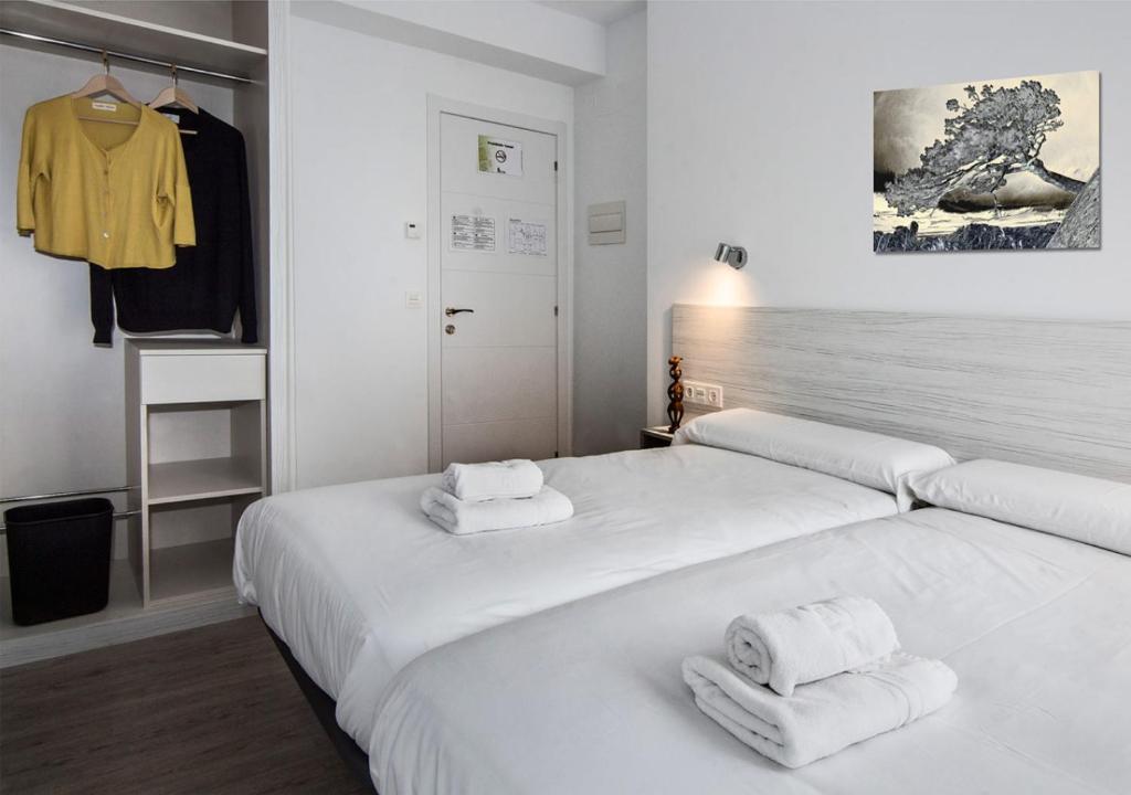 Cama o camas de una habitación en Hostal Lar
