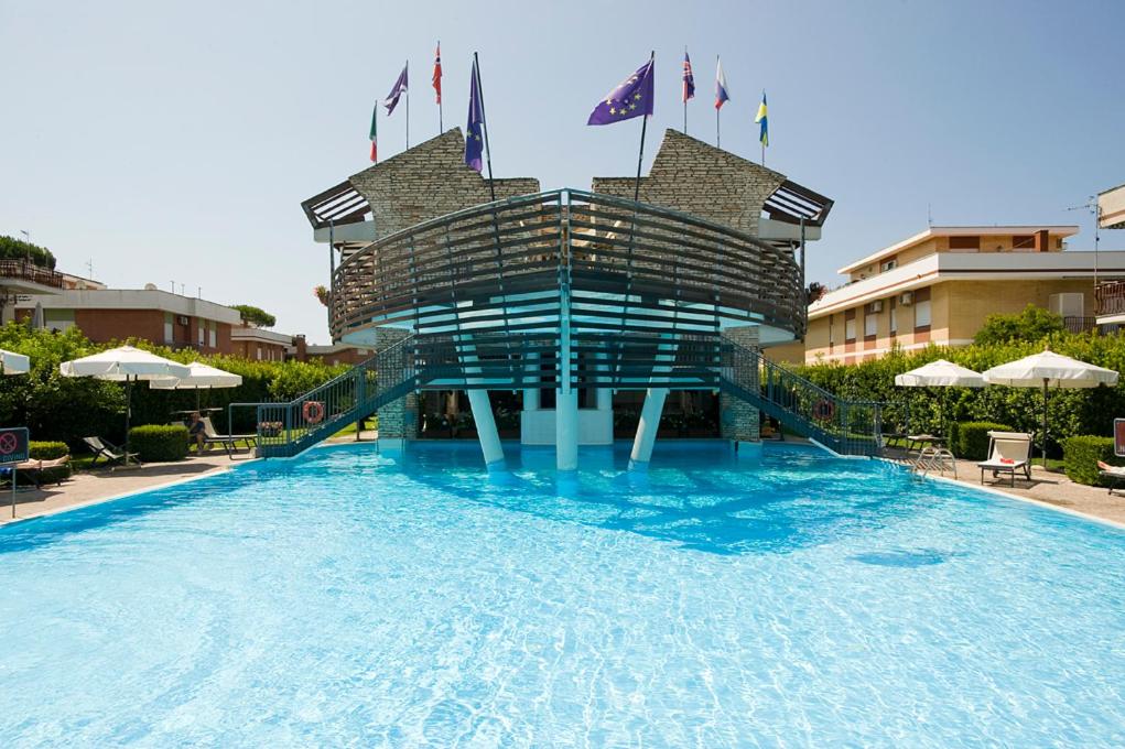 une grande piscine en face d'un hôtel dans l'établissement Hotel Poseidon, à Terracine