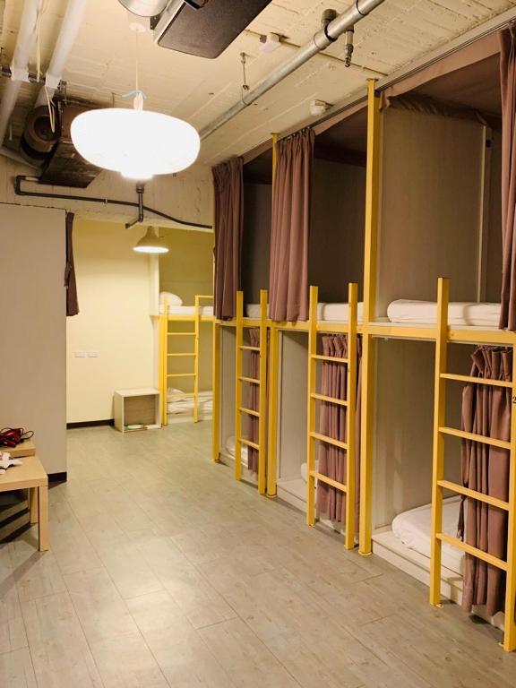 a room filled with lots of bunk beds at EasyInn Hotel &amp; Hostel in Tainan