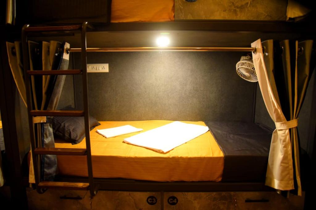 Двухъярусная кровать или двухъярусные кровати в номере CHARYANA HOTEL AC DORMITORY