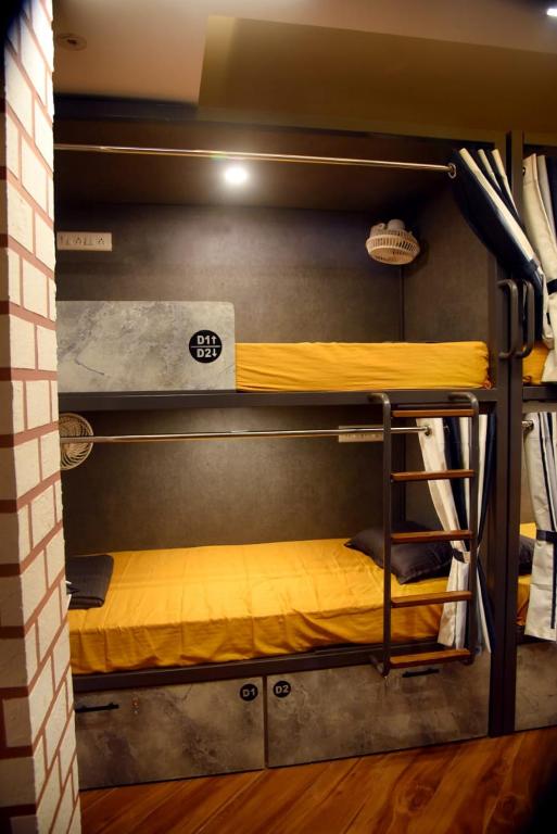 Palanda nebo palandy na pokoji v ubytování CHARYANA HOTEL AC DORMITORY