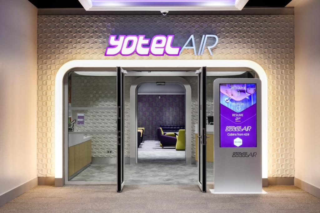 ロワシー・アン・フランスにあるYOTELAIR Paris CDG - Transit Hotel - Terminal 2Eの壁に看板を貼ったジェルエアストア