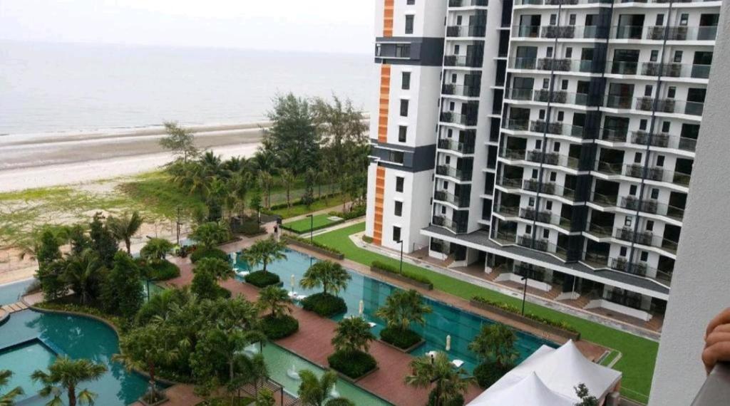 Bazén v ubytování TimurBay Seafront Residence by HardinaHomes nebo v jeho okolí