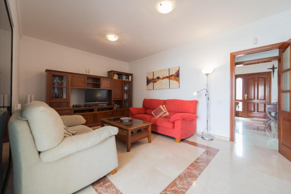 Posezení v ubytování Villa Cosmos chalet con gran piscina y jardin privado