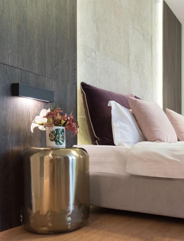 Postel nebo postele na pokoji v ubytování 47 Luxury Suites
