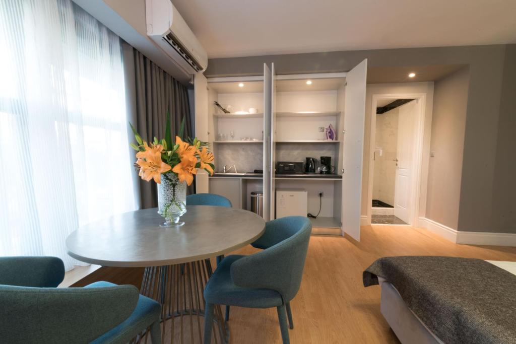 Kuchyň nebo kuchyňský kout v ubytování 47 Luxury Suites