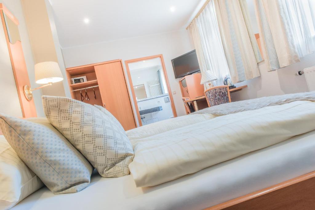 Postel nebo postele na pokoji v ubytování Hotel-Restaurant Dimmer - Mullerthal