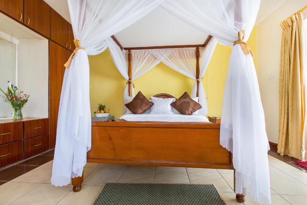 Postel nebo postele na pokoji v ubytování Convent International Hotel- Nairobi