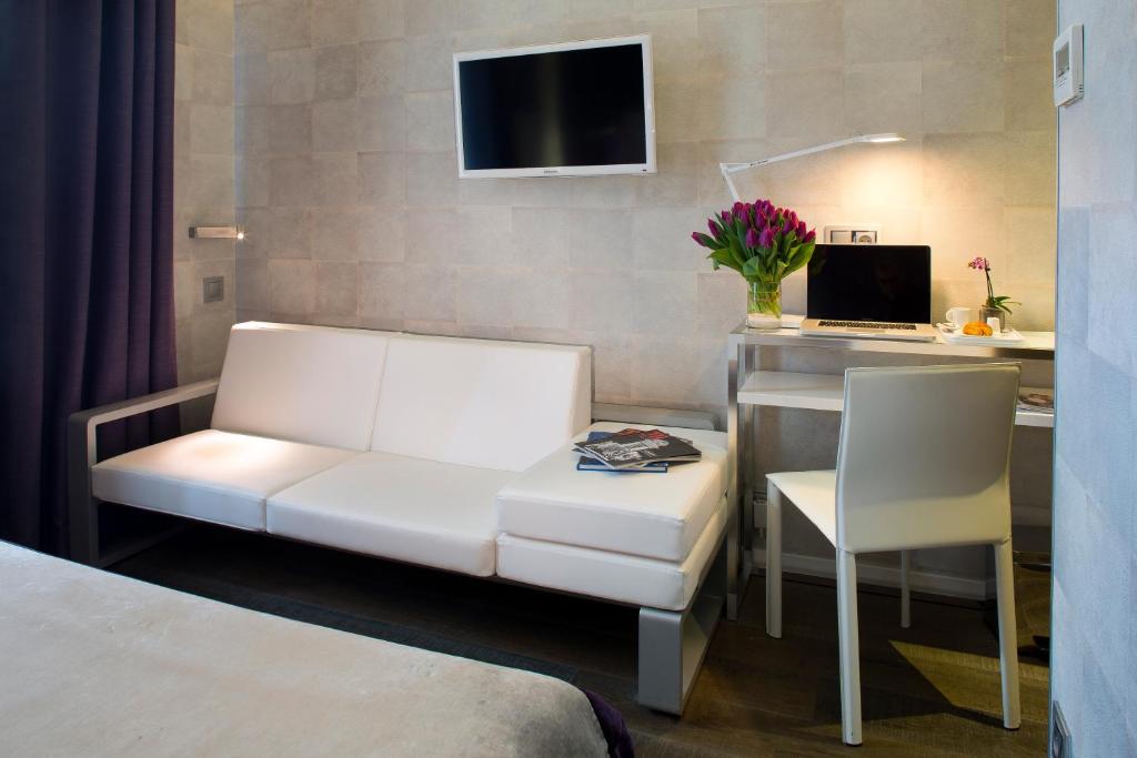 TV a/nebo společenská místnost v ubytování Hotel des Arceaux