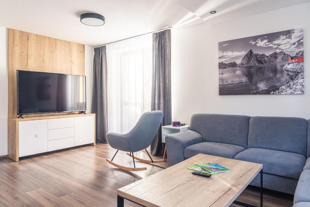 un soggiorno con divano e TV di TATRYSTAY Tatrahouse Luxury Apartment a Stará Lesná