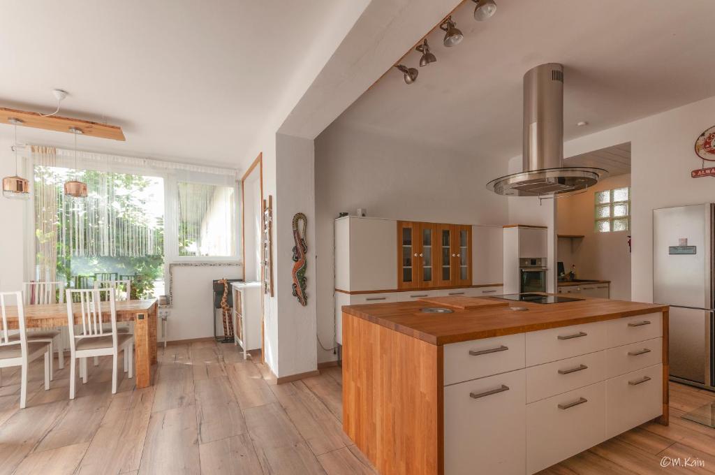 uma cozinha com um balcão de madeira num quarto em Familienferienhaus Amelie em Mörbisch am See