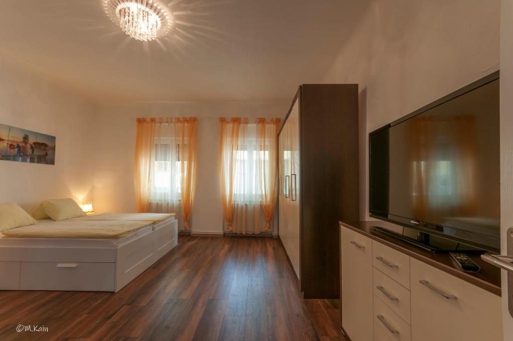 Televízia a/alebo spoločenská miestnosť v ubytovaní Familienferienhaus Amelie