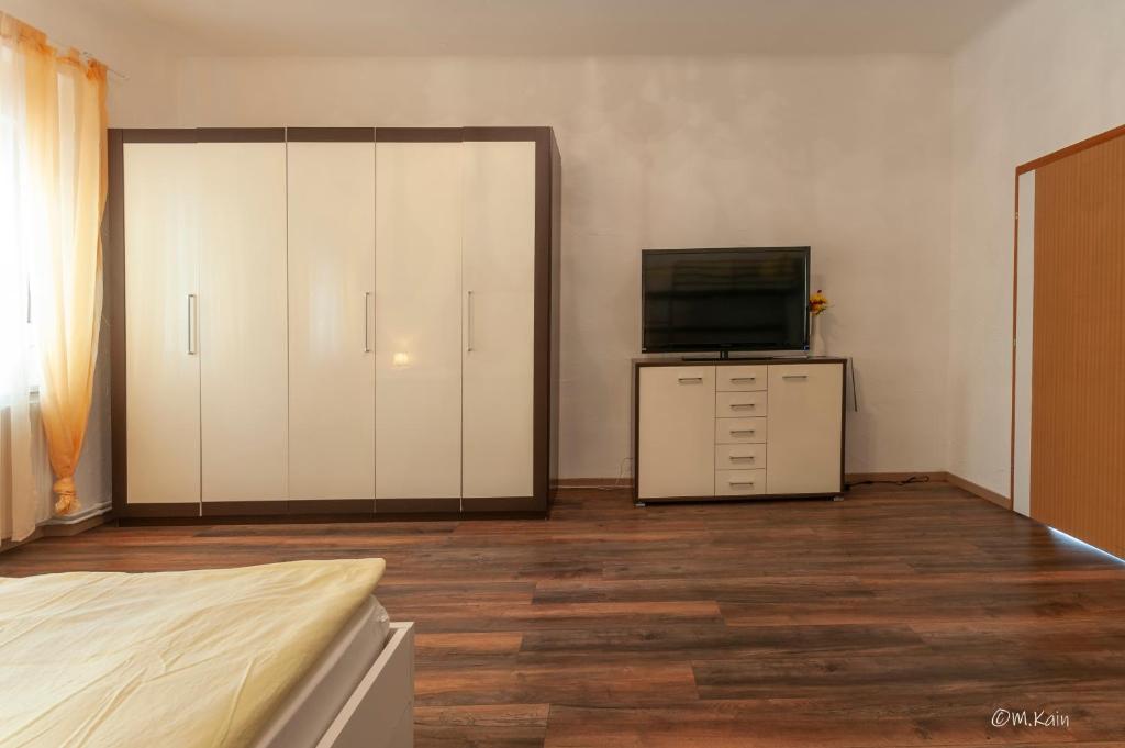 Televízia a/alebo spoločenská miestnosť v ubytovaní Familienferienhaus Amelie