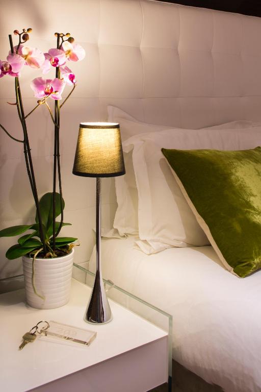 Postel nebo postele na pokoji v ubytování Hotel des Arceaux