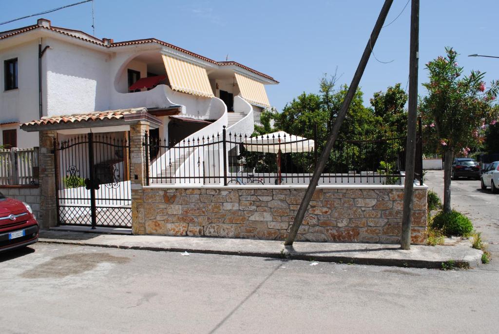 a house with a wrought iron gate and a fence at Casa vacanza lido del sole in Rodi Garganico