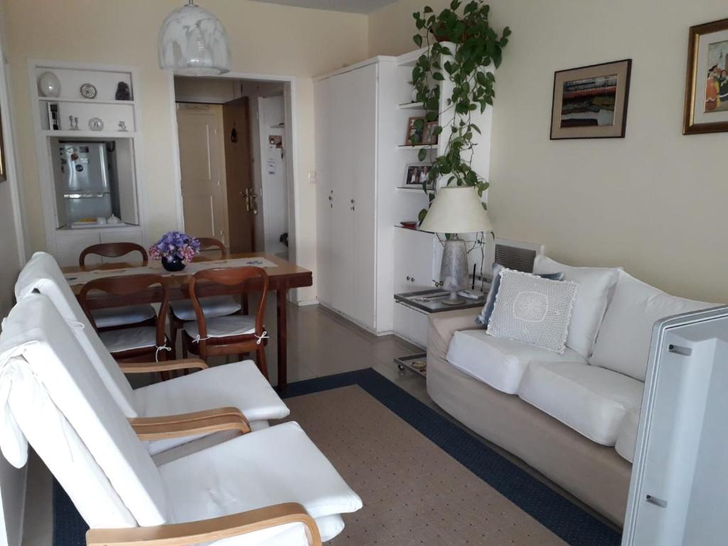 een woonkamer met een witte bank en een tafel bij Apartamento en Edificio Vanguardia in Punta del Este