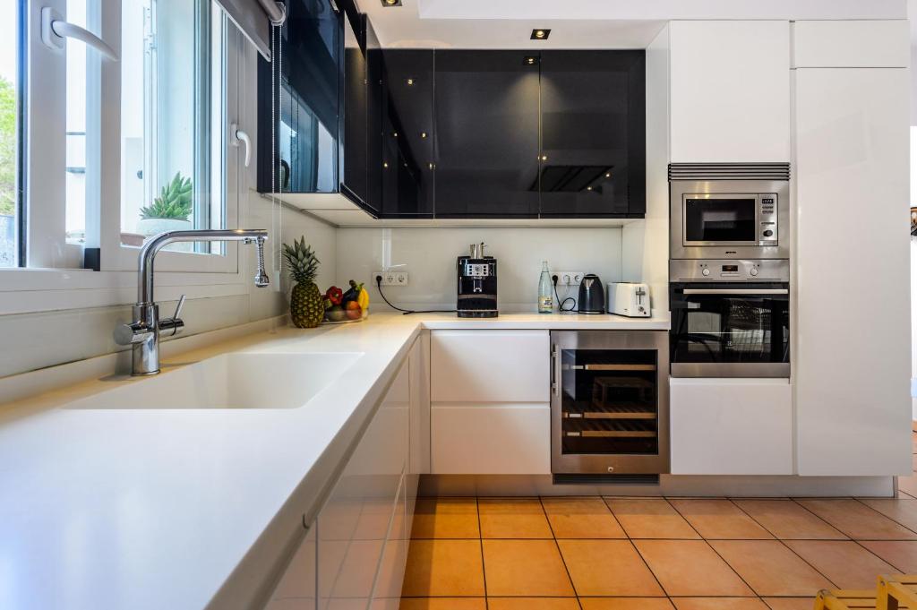 Kuchyň nebo kuchyňský kout v ubytování Villa Blanca Santa Eulalia