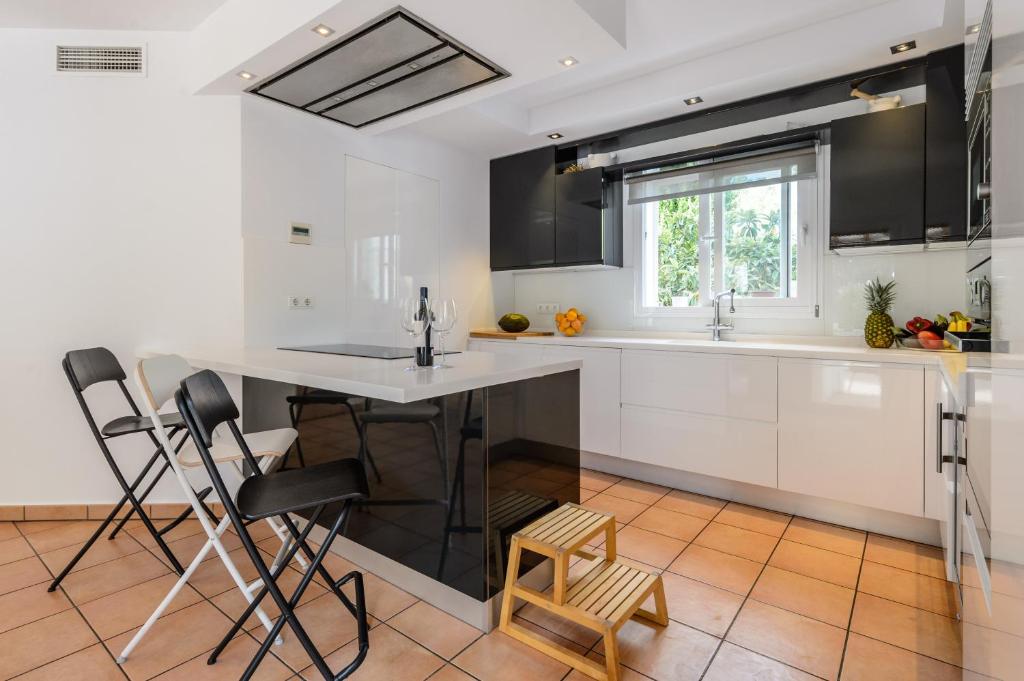 Kuchyň nebo kuchyňský kout v ubytování Villa Blanca Santa Eulalia
