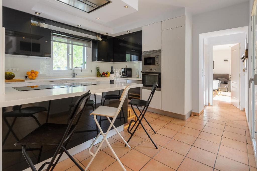 Kuchyň nebo kuchyňský kout v ubytování Villa Blanca Santa Eulalia