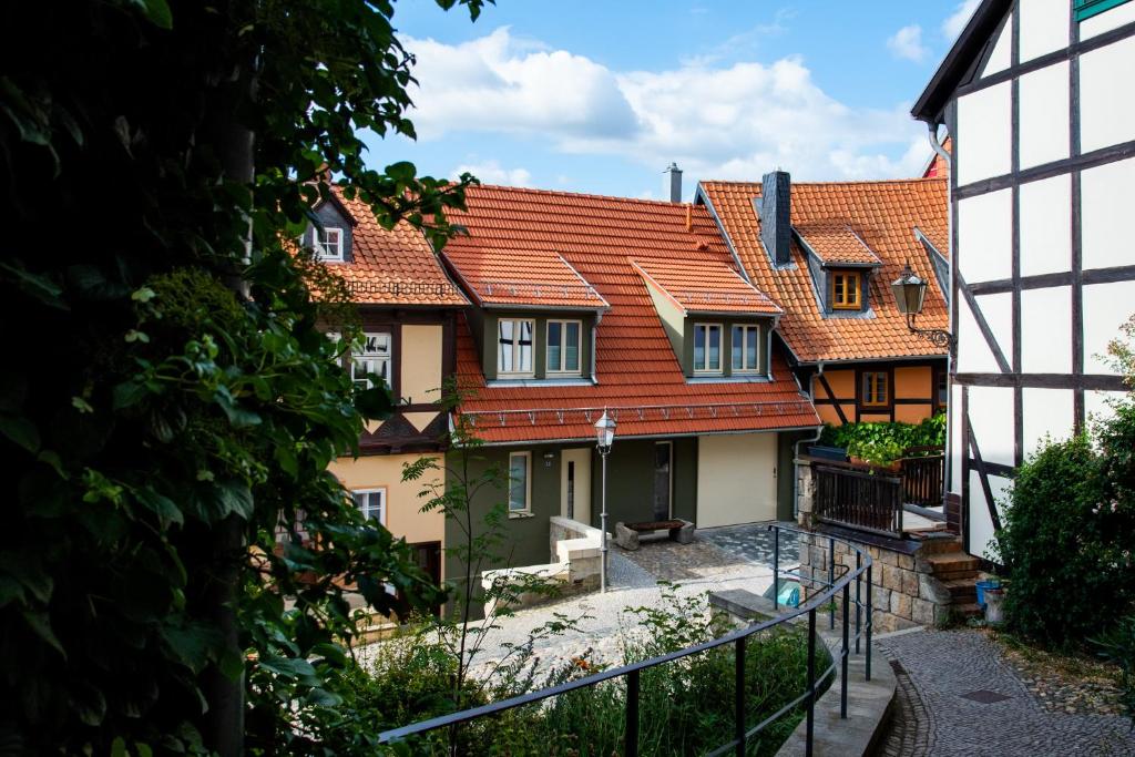 eine Reihe von Häusern mit roten Dächern in der Unterkunft Zum fröhlichen Tagelöhner in Quedlinburg
